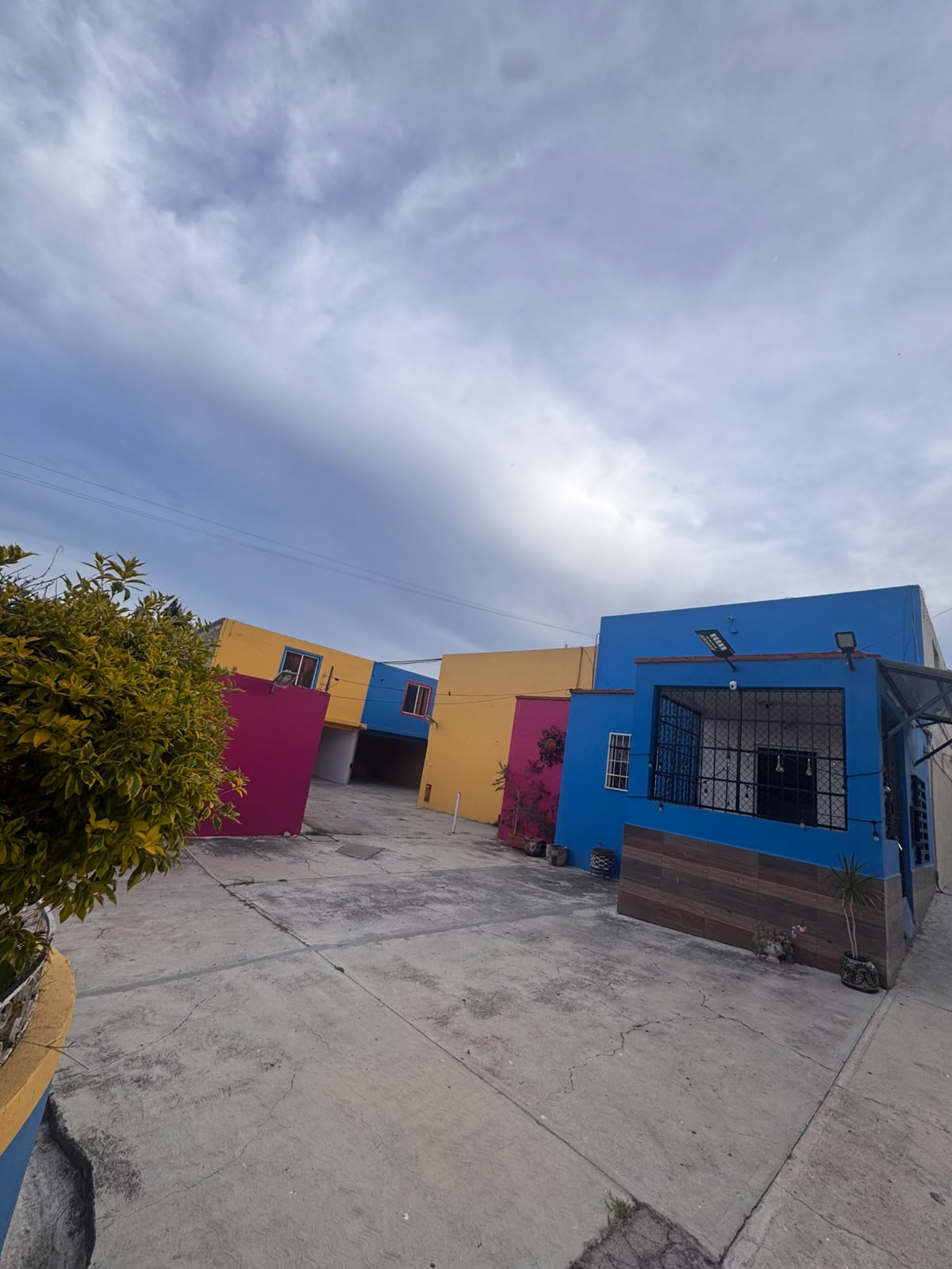 Área de cocheras y acceso